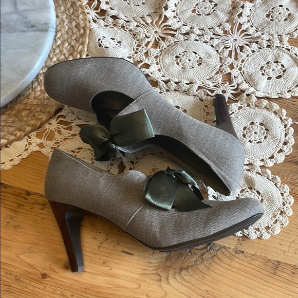 Ann Marino Gray and taupe Heels with Elegant Bow - Picture 8 of 10